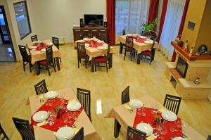 a dining room with tables and chairs with red napkins at Pensiunea Cheile Apusenilor Cheile Turzii near Turda in Sănduleşti