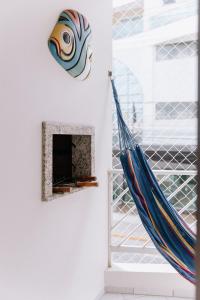 a hammock hanging on a wall next to a fireplace at Recanto dos Corais - Praia do Gravatá - Navegantes in Navegantes