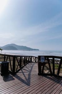 a wooden boardwalk with a view of the beach at Recanto dos Corais - Praia do Gravatá - Navegantes in Navegantes +34 photos