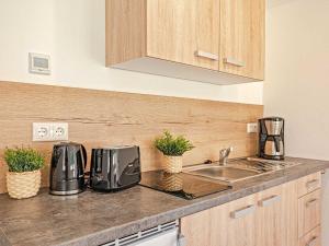 una cocina con 2 cafeteras en una encimera en Naturcampingplatz " Am Strand " Ostseebad Ückeritz, en Ückeritz