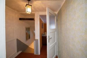 un pasillo con una puerta abierta en una casa en Haus Petersilie, en Hannoversch Münden