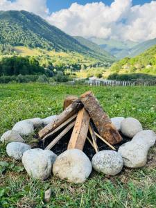 une pile de roches assises au-dessus d'un champ dans l'établissement Mountain Shadow Cottage in Racha, à Ghebi 45 autres photos
