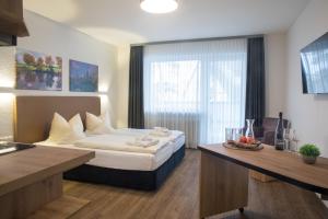 Postel nebo postele na pokoji v ubytování Hotel am Kurpark Späth
