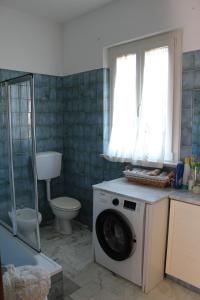 カッラーラにあるCarpediemのバスルーム(洗濯機、トイレ付) +22枚の写真
