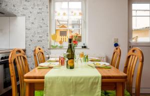 - une table à manger avec une bouteille de vin dans l'établissement Stilvolles Ferienhaus in der Altstadt, à Röbel