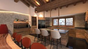 una cucina con un bar con sgabelli bianchi di Chalet TaÏga - Chalet d'exception au coeur des 3 Vallées MAE-2203 a Saint-Martin-de-Belleville