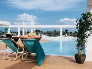 Piscina di GRAND CARIBE STUDIOS and SUITES playa LOS CORALES o nelle vicinanze
