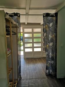 ein Zimmer mit zwei Etagenbetten und einem Garagentor in der Unterkunft KAZ HIBISCUS maison de vacances 1 chambre à 200m de la plage anse à l'âne 3 ILETS in Les Trois-Îlets