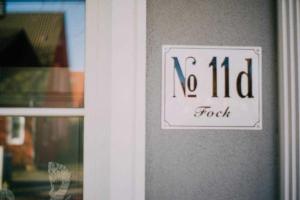 une pancarte sur une porte indiquant « nourriture de Noida » dans l'établissement Haus "Fock", à Prerow 29 autres photos