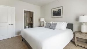 1 dormitorio blanco con 1 cama blanca grande con almohadas en Landing at Mission Hill - New Braunfels, en New Braunfels 99 fotos más