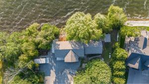 Imagen de la galería de Lakefront Retreat with Sauna, Fireplace & Parking, en Port Perry