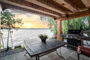 Imagen de la galería de Lakefront Retreat with Sauna, Fireplace & Parking, en Port Perry 20 fotos más