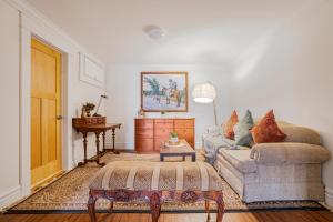 Imagen de la galería de Lakefront Retreat with Sauna, Fireplace & Parking, en Port Perry