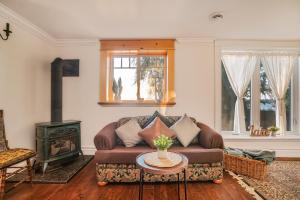 Imagen de la galería de Lakefront Retreat with Sauna, Fireplace & Parking, en Port Perry