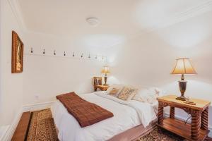 Imagen de la galería de Lakefront Retreat with Sauna, Fireplace & Parking, en Port Perry