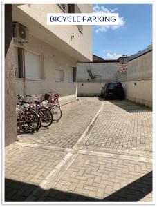 un groupe de vélos garés à l'extérieur d'un bâtiment dans l'établissement Spacious Studio Close to City Center l Double Bed l Secure Bicycle Parking, à Novi Sad