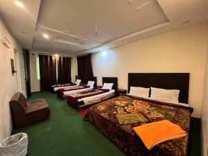 Ein Bett oder Betten in einem Zimmer der Unterkunft Orophile Nest And Resturent
