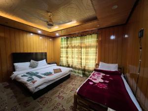 Ein Bett oder Betten in einem Zimmer der Unterkunft Orophile Nest And Resturent