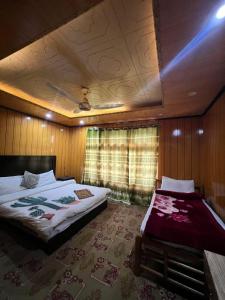 ein Schlafzimmer mit zwei Betten in einem Zimmer in der Unterkunft Orophile Nest And Resturent in Skardu + 10 Fotos