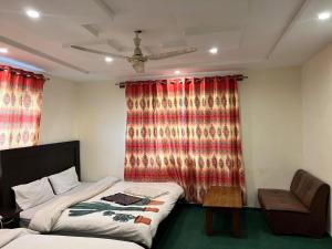 Ein Bett oder Betten in einem Zimmer der Unterkunft Orophile Nest And Resturent