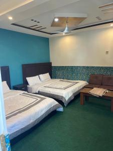 Ein Bett oder Betten in einem Zimmer der Unterkunft Orophile Nest And Resturent