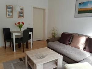 ein Wohnzimmer mit einer Couch und einem Tisch in der Unterkunft Zinnowitz Haus Zur Düne in Zinnowitz