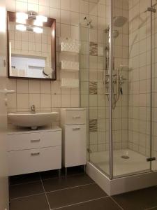 ein Badezimmer mit Glasdusche und Waschbecken in der Unterkunft Zinnowitz Haus Zur Düne in Zinnowitz + 1 Foto
