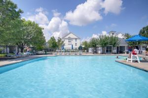 Swimmingpoolen hos eller tæt på Walkable Condo with Drawbridge Views in Cambridge