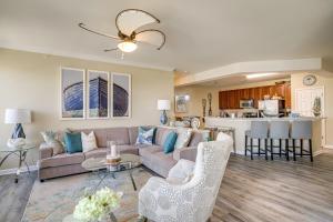 Et opholdsområde på Walkable Condo with Drawbridge Views in Cambridge