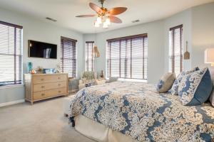 En eller flere senge i et værelse på Walkable Condo with Drawbridge Views in Cambridge + 21 billeder