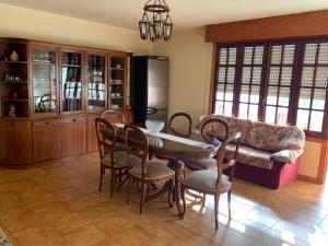 a living room with a table and chairs and a couch at Casa do Carpinteiro in Crecíente