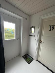 GlesborgにあるBlomsterhavenのドアと窓のある空の部屋