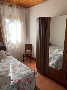 CrecíenteにあるCasa do Carpinteiroのベッドと大きな鏡のある寝室