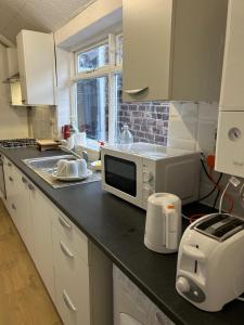 Kuchyň nebo kuchyňský kout v ubytování Stoke Staycation The Quiet Corner