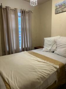 Postel nebo postele na pokoji v ubytování Stoke Staycation The Quiet Corner