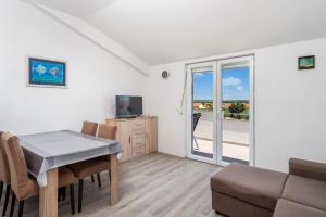 un soggiorno con un tavolo e un divano di Apartment Baras a Nin