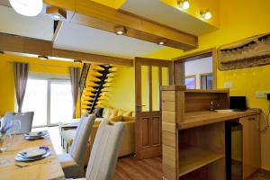 une salle à manger avec des murs jaunes et une table à manger dans l'établissement Apartment Vidas, à Palit