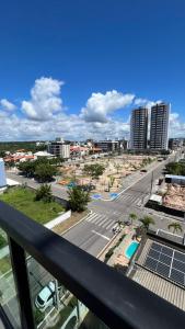 una vista de una ciudad desde un balcón en Flat Intermares, en Cabedelo