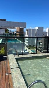 - Balcón con piscina en la parte superior de un edificio en Flat Intermares, en Cabedelo