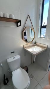 Un baño con un inodoro blanco y un lavabo. en Flat Intermares, en Cabedelo 36 fotos más