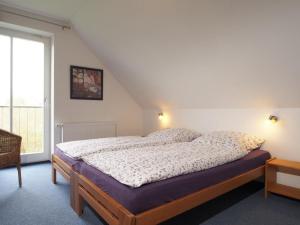 a bedroom with a bed in a room with a window at Löönboom in Groß Schwansee