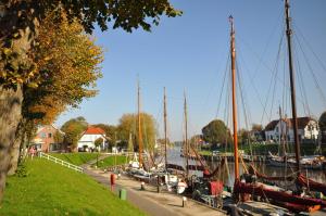 a group of boats docked in a marina at Nr 05 - Ferienhaus Mühlenblick Nähe Museumshafen in Carolinensiel