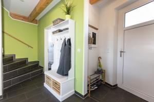 Televiisor ja/või meelelahutuskeskus majutusasutuses Ferien_HAUS AM AHORNECK _ BENNO