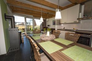 Köök või kööginurk majutusasutuses Ferien_HAUS AM AHORNECK _ BENNO +11 fotot