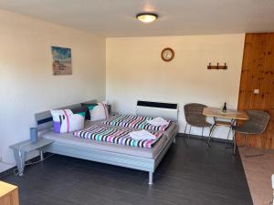a bedroom with a bed with a table and chairs at Ferienunterkuenfte Feldmann in Korswandt
