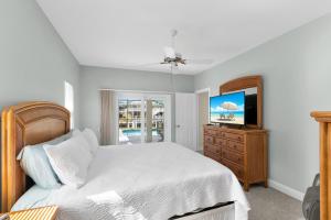 Μια τηλεόραση ή/και κέντρο ψυχαγωγίας στο Waterfront 3 Bed Playground in Paradise Awaits