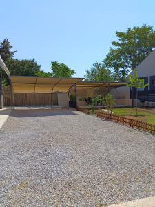 Το κτήριο όπου στεγάζεται  η παραθεριστική κατοικία