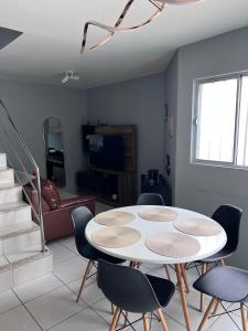 a room with a table and chairs and a couch at Duplex premium com garagem perto do centro 5 hósp. in Garanhuns +34 photos