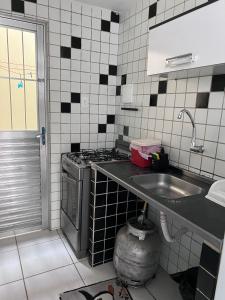 a kitchen with a sink and a stove at Duplex premium com garagem perto do centro 5 hósp. in Garanhuns