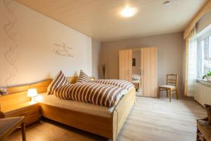 a bedroom with a bed in a room at Ferienwohnungen Engelmann, 35107 in Holtland